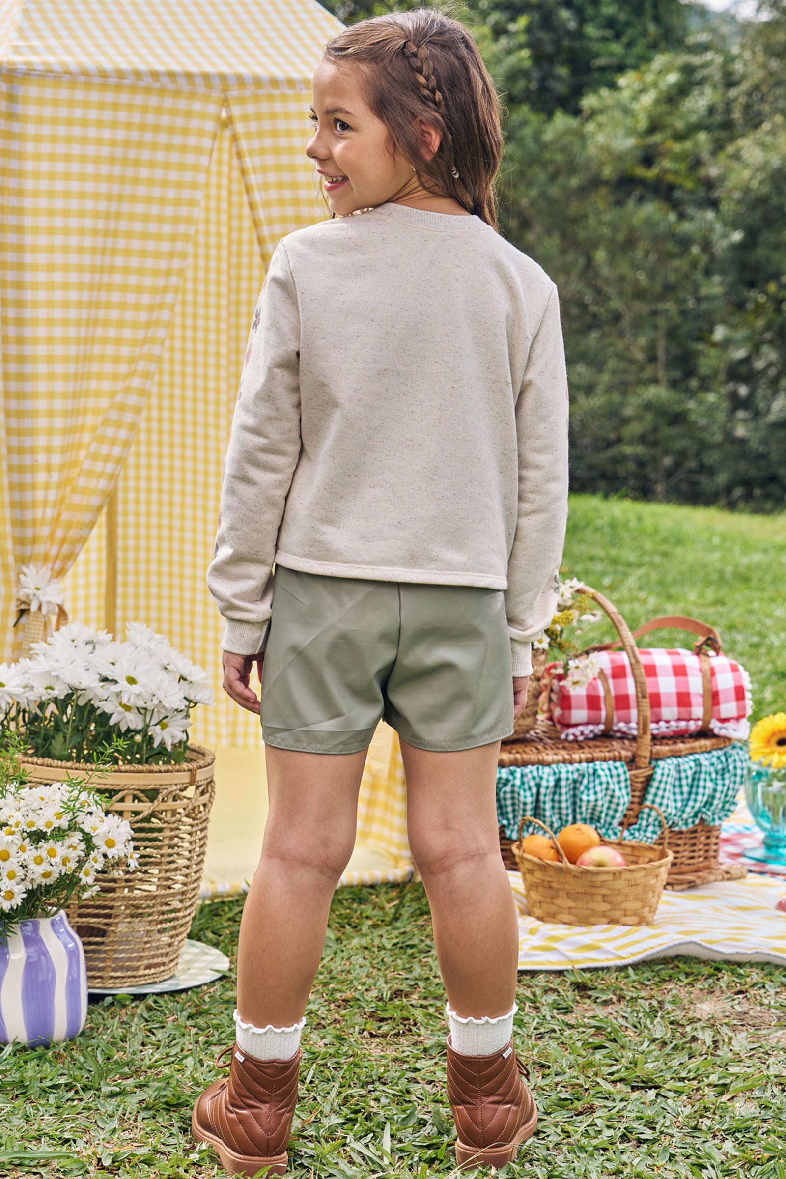 Conjunto de Blusão Boxy em Moletom Linho sem Pelúcia e Short Saia em Couro Eco 92451 Kukiê Infantil Menina