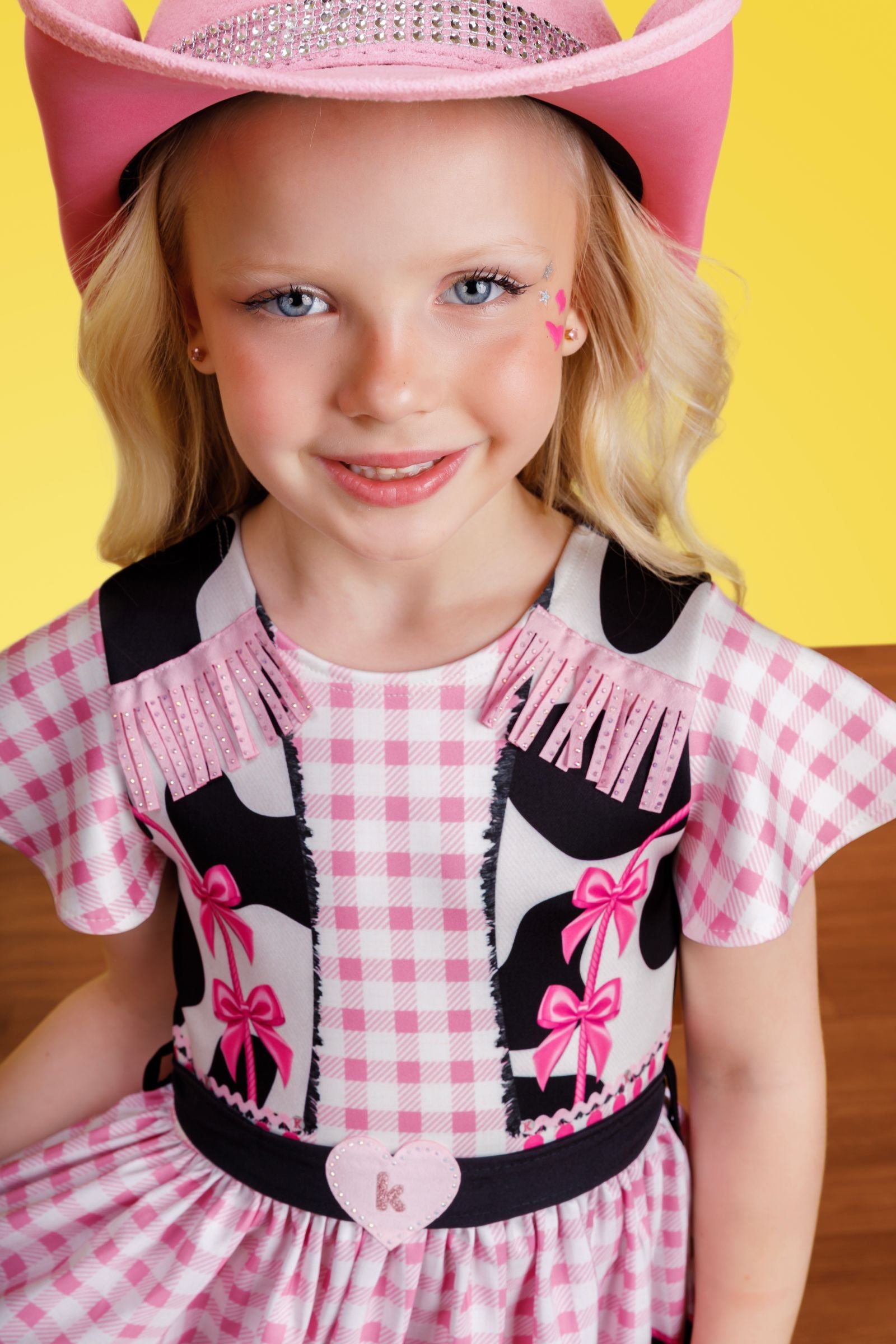 Vestido Junino Boiadeira em Fly Tech e Nylon Estampa de Vaquinha e Franjas com Strass 97819 Kukiê Infantil Menina