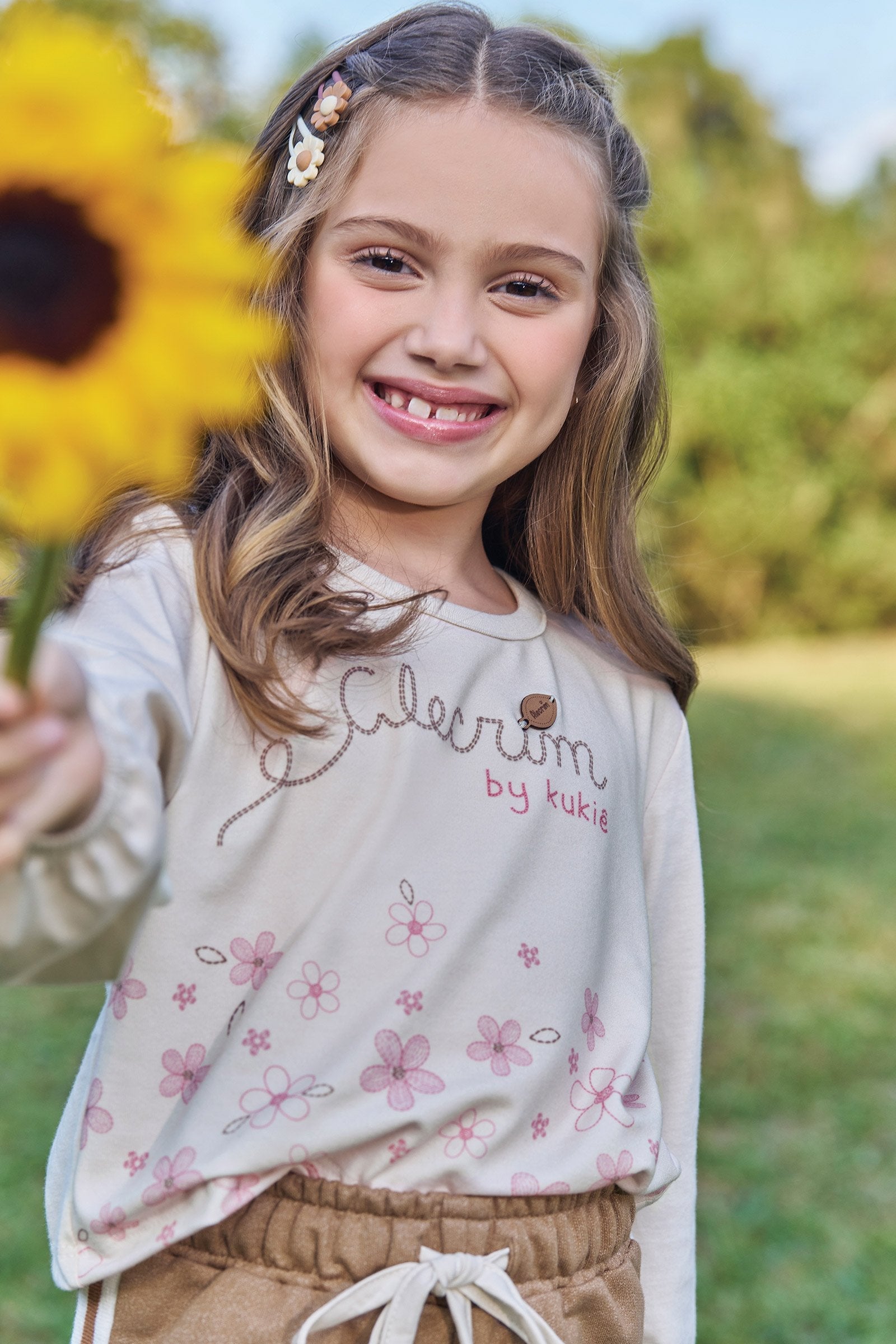 Conjunto de Blusa Boxy Over em Meia Malha e Shorts em Moletom Rajado sem Pelúcia 89592 Kukiê Infantil Menina