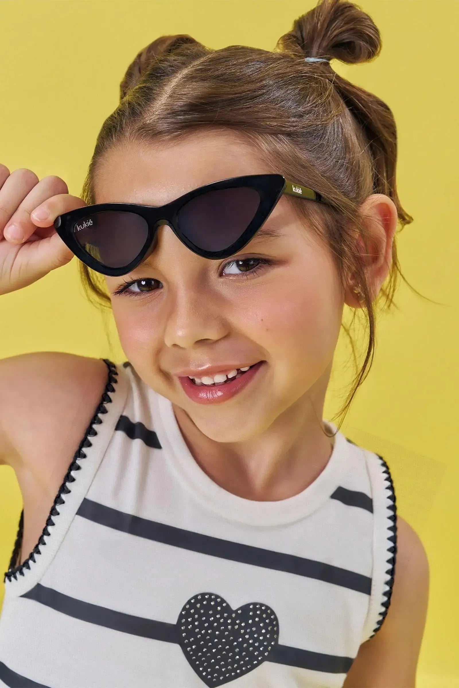 Óculos de Sol com Proteção UV. Acompanha Caixinha e Estojo Porta Óculos. 85908 Kukiê Infantil Menina