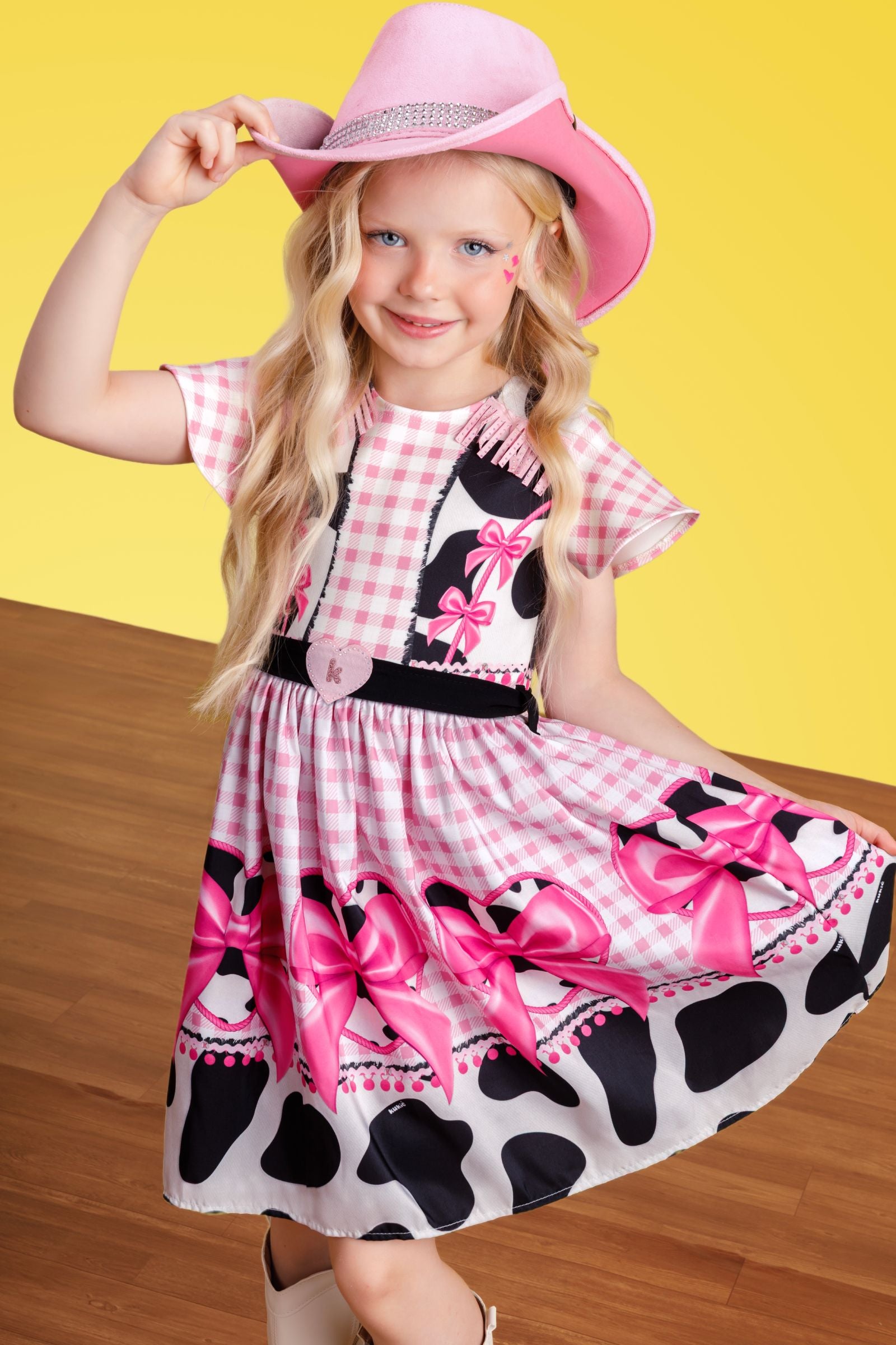 Vestido Junino Boiadeira em Fly Tech e Nylon  Estampa de Vaquinha e Franjas com Strass 97819 Kukiê Infantil Menina